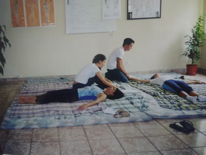 Prática de terapia manual japonesa sobre futon, durante treinamento